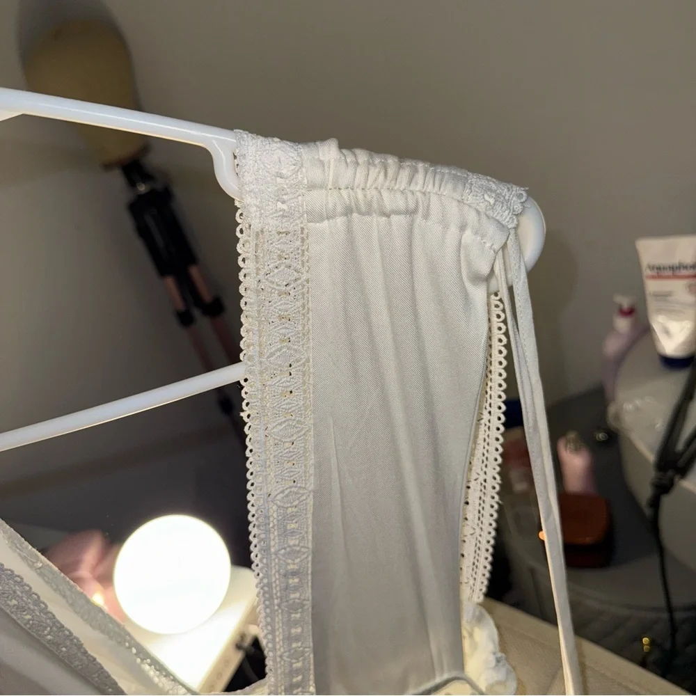 White Plunge Sleeveless Lace Dress - Picture 8 of 11